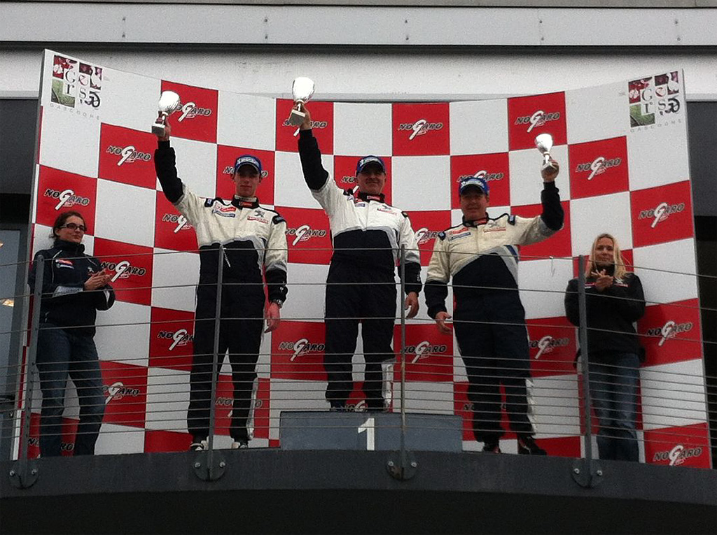 Frederik Vodder på podiet på Nogaro